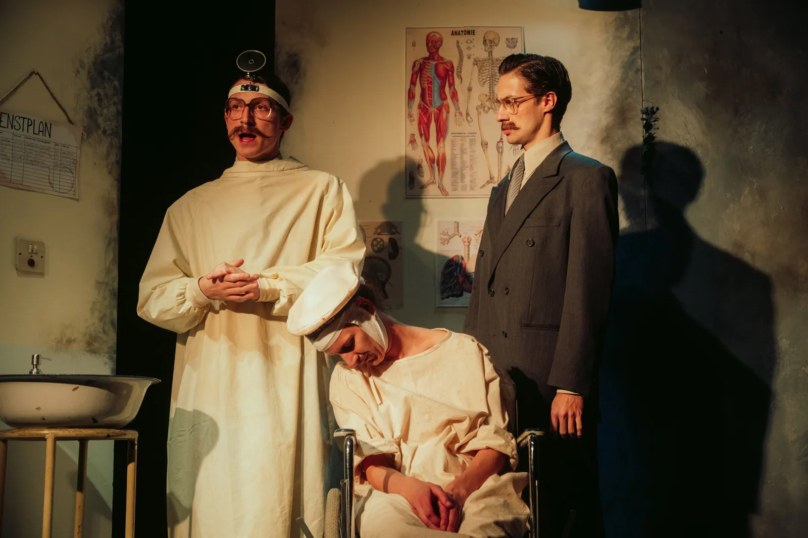 Das Ensemble in einer Slapstick-Szene