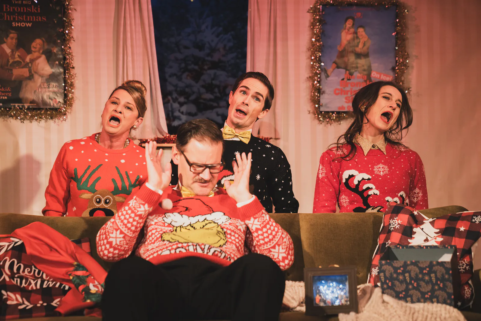 Ensemble in Weihnachtspullovern aus The Big Bronski Christmas Screening