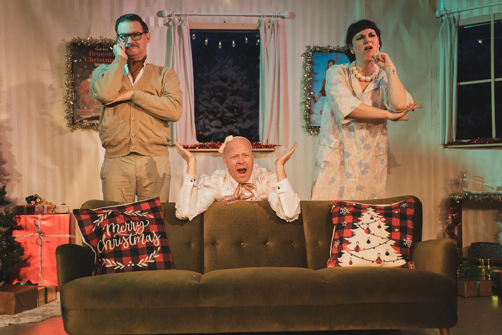 Drei Figuren hinter dem Sofa aus The Big Bronski Christmas Screening